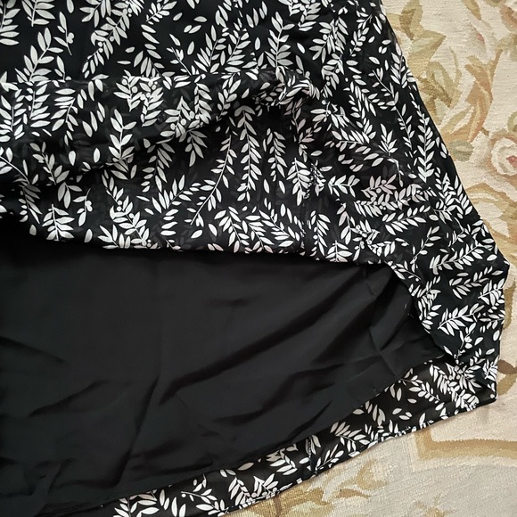 Large Black and off-white skirt in a leaf and berry pattern - Picture 7 of 7